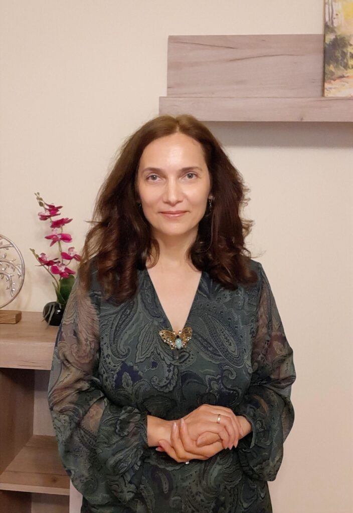 Cristiana Oprișescu, psihoterapeut Brașov, lângă biblioteca din cabinet